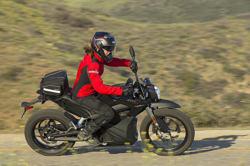 The iXS Finja in action on a Zero DSR electric bike. Note the large black stretch panels on the sides. Photo by Kevin Wing.